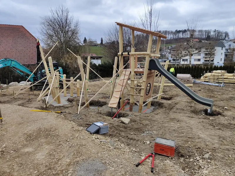 Die Baustelle am Anfang: Erdarbeiten auf der Pfarrwiese im Februar 2023.